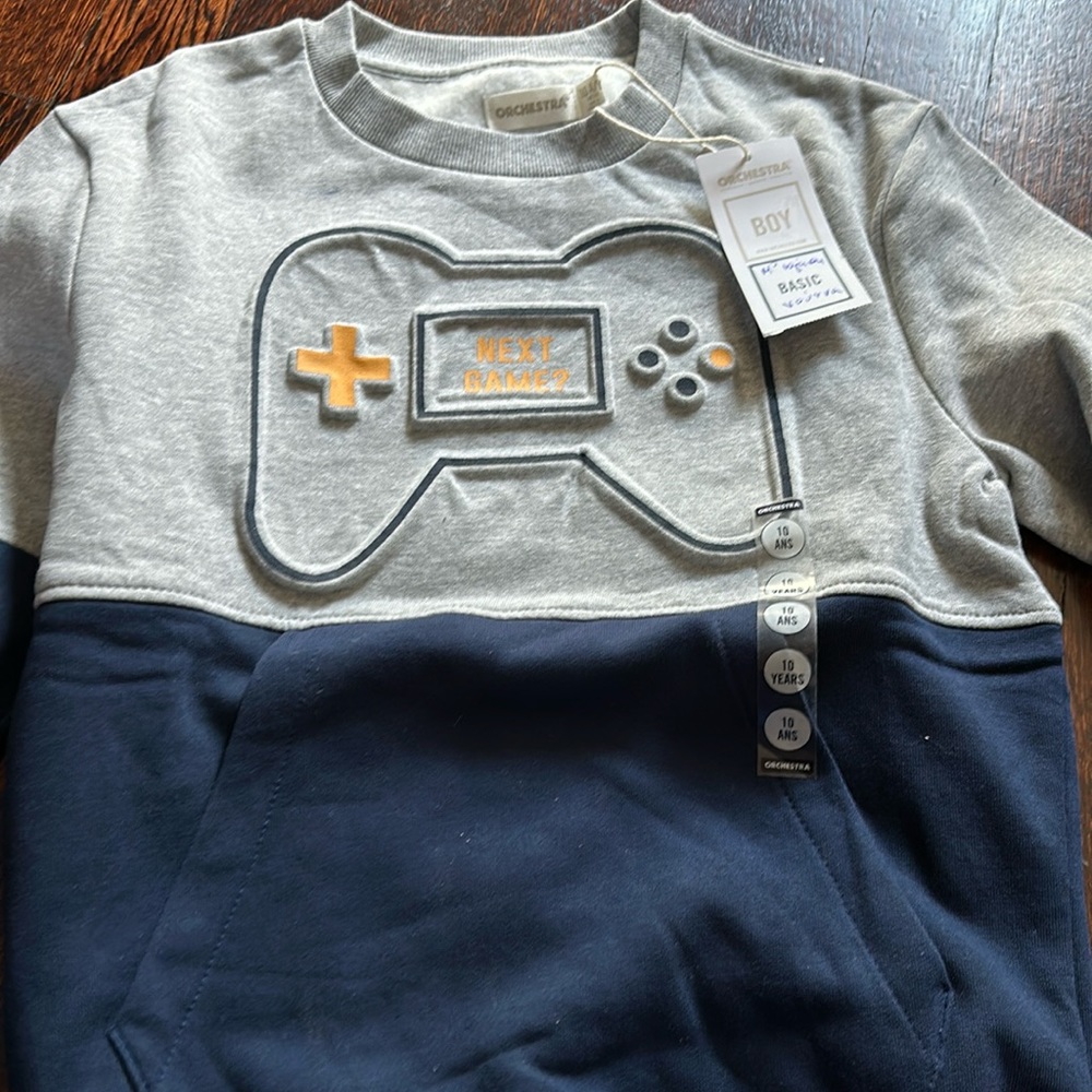 NWT orchestra ( European brand ) size 10 sweatshirt with raised design